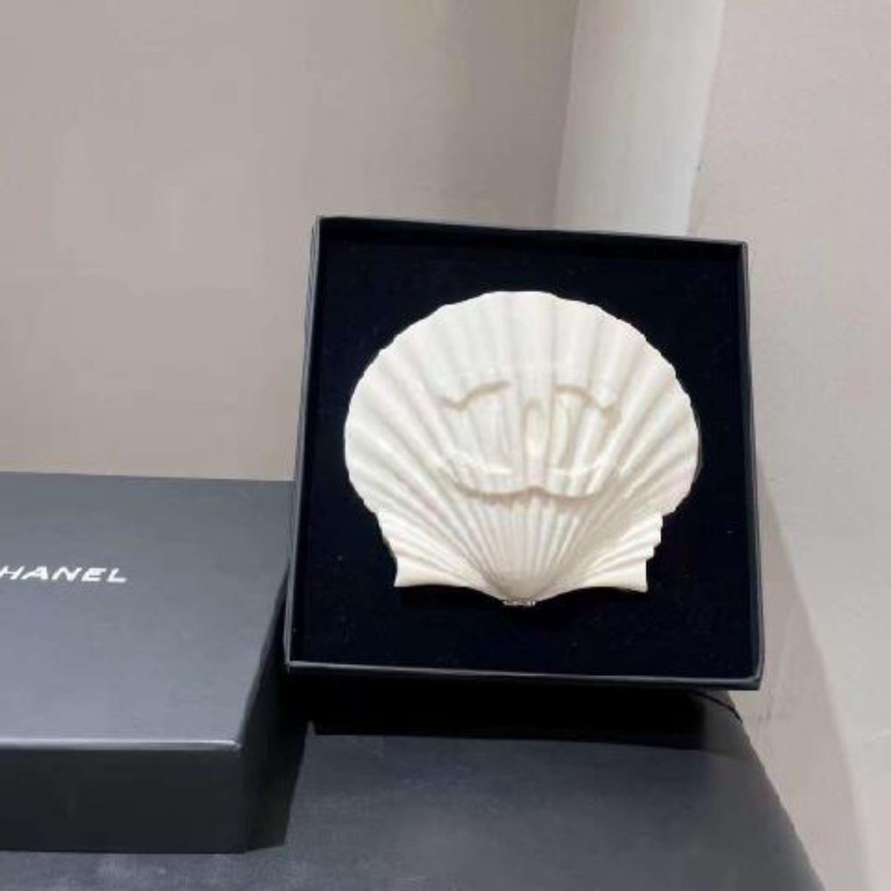 White Shell Clutch - Picture 2 of 3